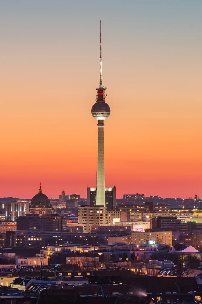 Berliner Fernsehturm nach Sonnenuntergang - fotokunst von Robin Oelschlegel