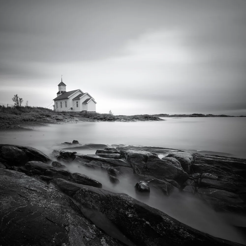 Lofoten alte Holzkirche in Gimsøy - fotokunst von Dennis Wehrmann