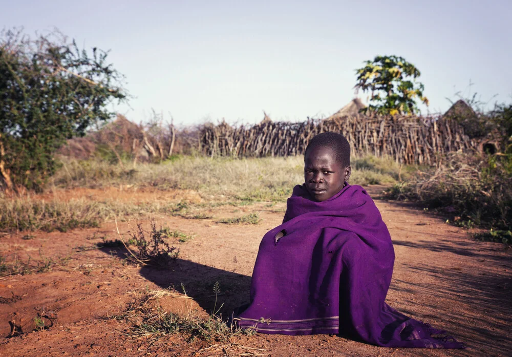 Kind in Karamoja - fotokunst von Victoria Knobloch