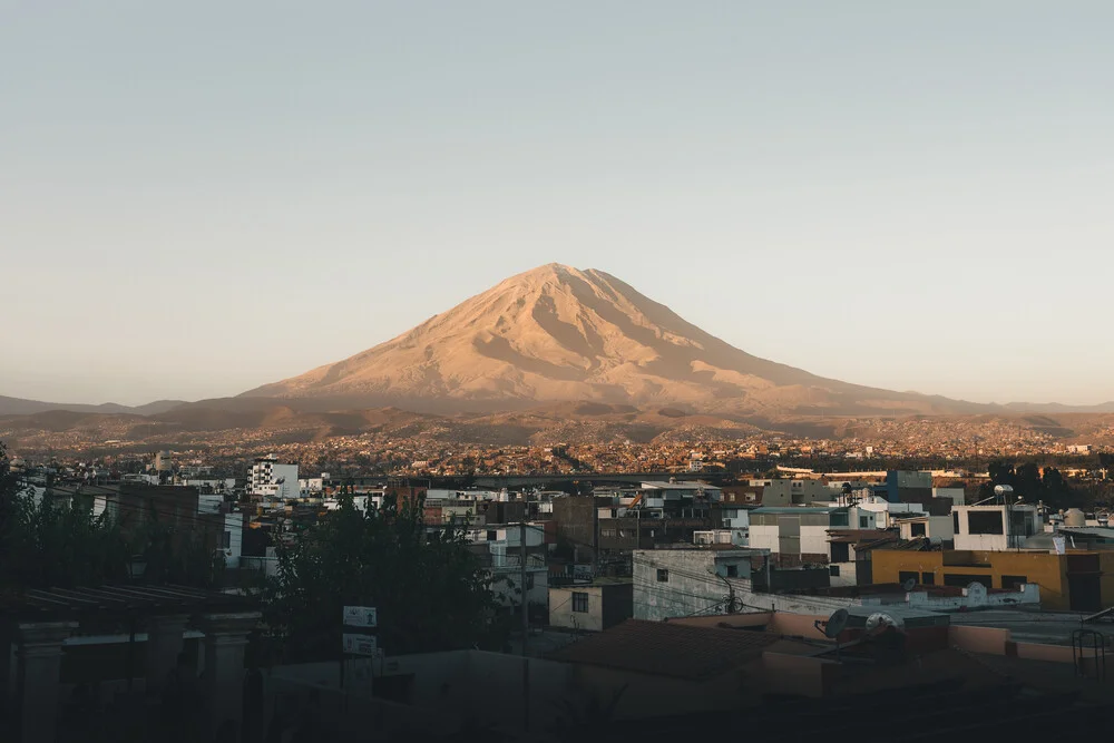 El Misti - Ein Vulkan und seine Stadt - fotokunst von Ueli Frischknecht