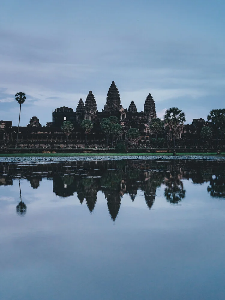 Angkor Wat zur blauen Stunde - fotokunst von Ueli Frischknecht