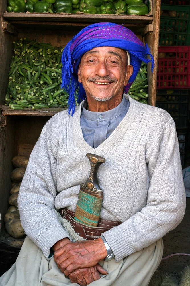 Lächelnder Gemüsehändler im orientalischen Bazar von Sana'a, Jemen - fotokunst von Christine Wawra