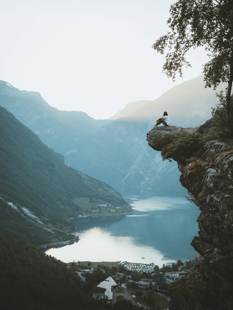 SITTING ON THE EDGE. - fotokunst von Philipp Heigel