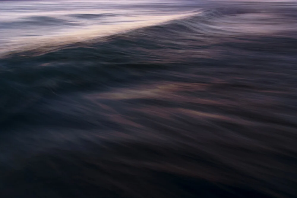 The Uniqueness of Waves XXI - fotokunst von Tal Paz-fridman