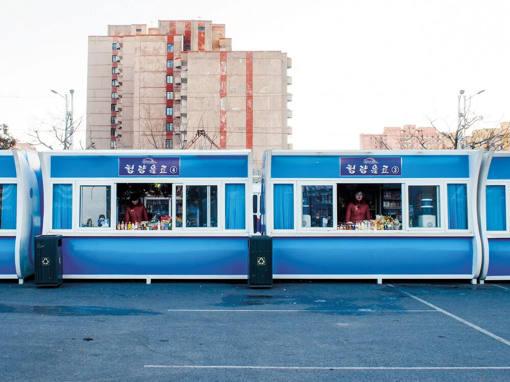 Shops, North Korea (2017) - fotokunst von Franziska Söhner