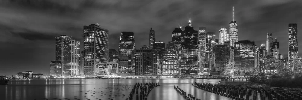NEW YORK CITY Monochrome Impression bei Nacht | Panorama - fotokunst von Melanie Viola