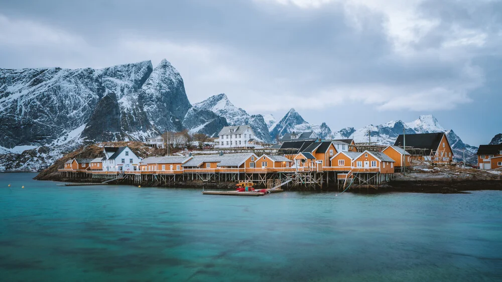 The picturesque village of Sakrisøy - fotokunst von Simon Migaj