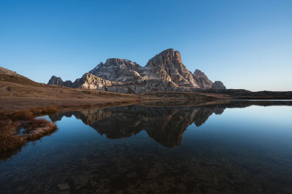 Mountains reflected in a lake at Tre Cime di Lavaredo - fotokunst von Simon Migaj
