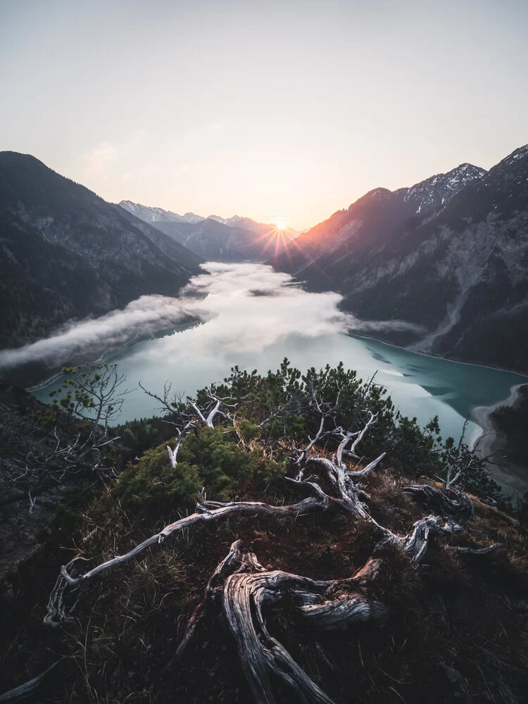 Sonnenaufgang über dem Plansee - fotokunst von Roman Huber