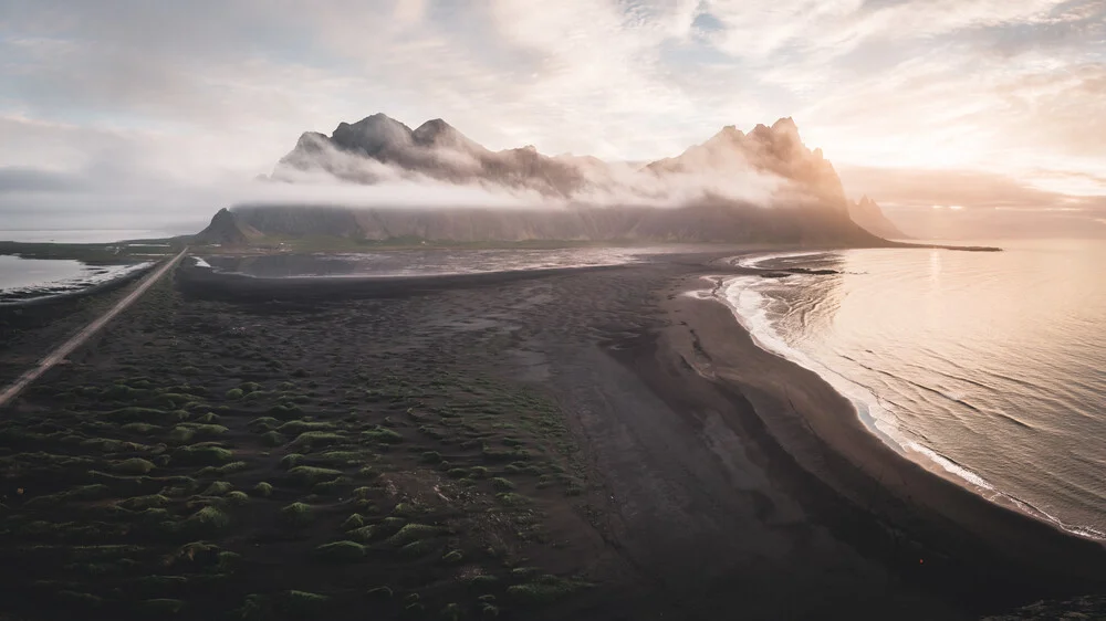 Sonnenaufgang bei Stokksnes - fotokunst von Roman Huber