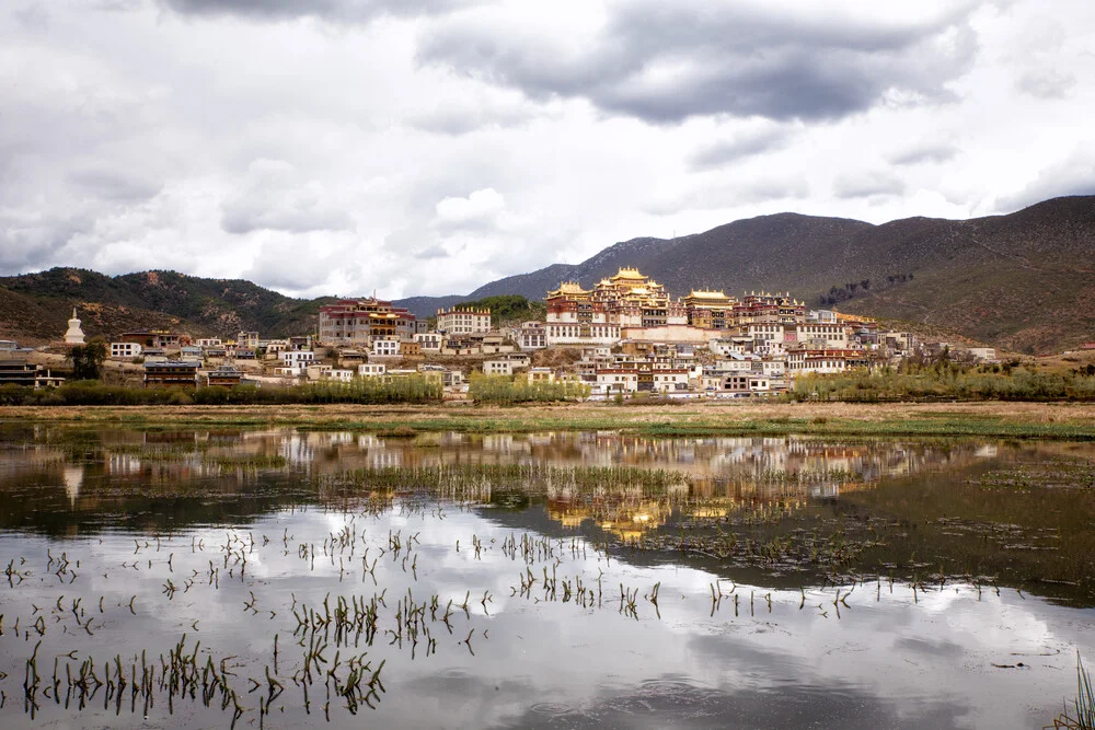 Ganden Sumtseling Monastery - fotokunst von Oona Kallanmaa