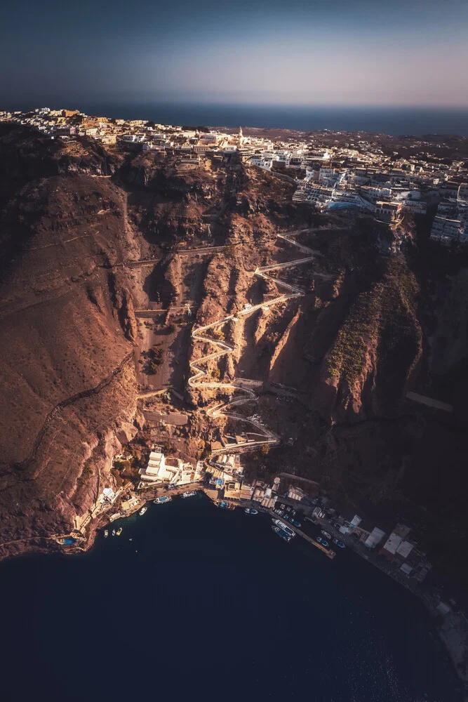 Griechenland Santorini Caldera Luftaufnahme - fotokunst von Jean Claude Castor