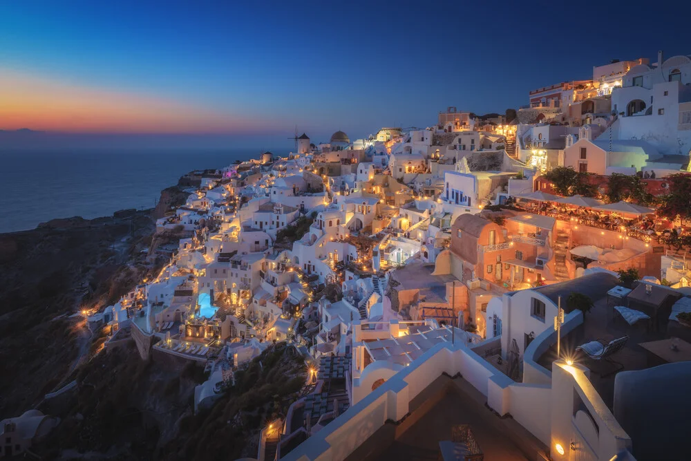 Santorini Oia Blaue Stunde - fotokunst von Jean Claude Castor