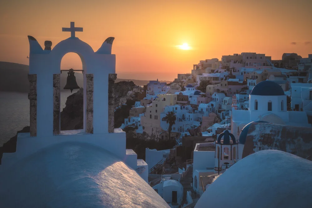 Griechenland Santorini Oia Sonnenuntergang - fotokunst von Jean Claude Castor