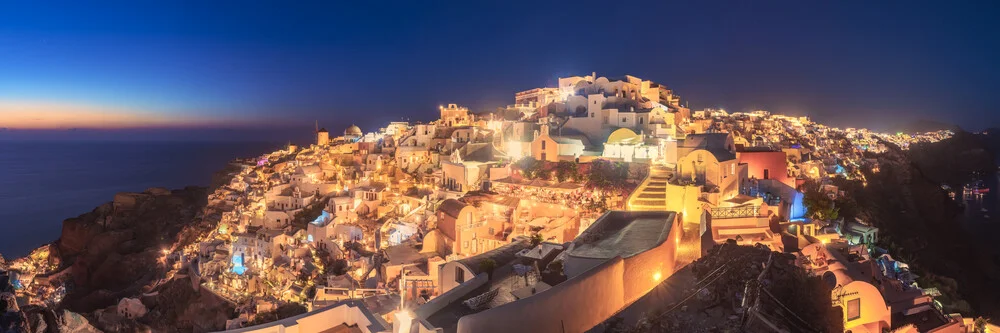 Griechenland Santorini Oia Panorama zur blauen Stunde - fotokunst von Jean Claude Castor