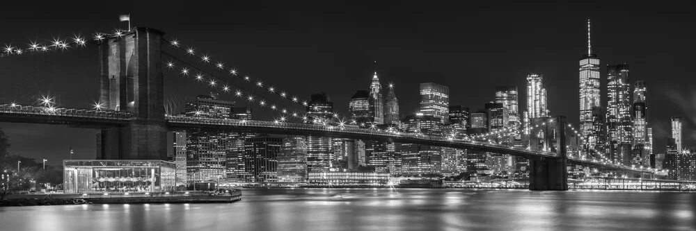MANHATTAN SKYLINE & BROOKLYN BRIDGE Idyllische Nachtansicht - fotokunst von Melanie Viola