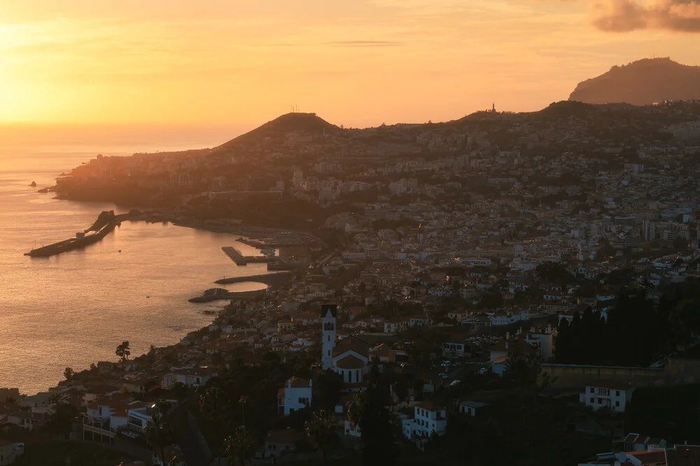 Madeira Funchal bei Sonnenuntergang - fotokunst von Jean Claude Castor