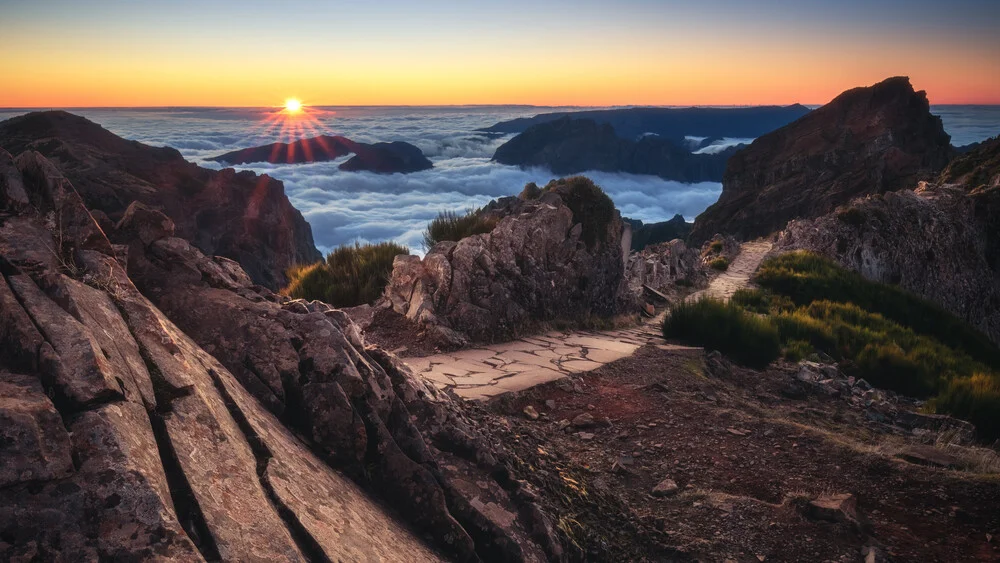 Madeira Pico do Ariero Sonnenuntergang über dem Nebelmeer - fotokunst von Jean Claude Castor