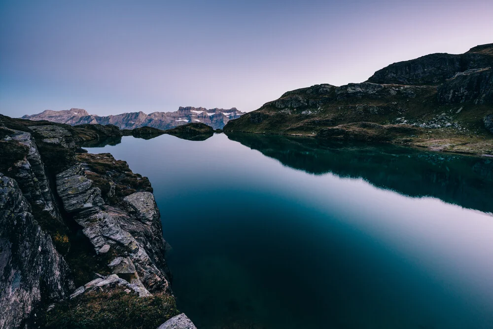 Milchseespüeler Bergsee bei Dämmerung - fotokunst von Peter Wey