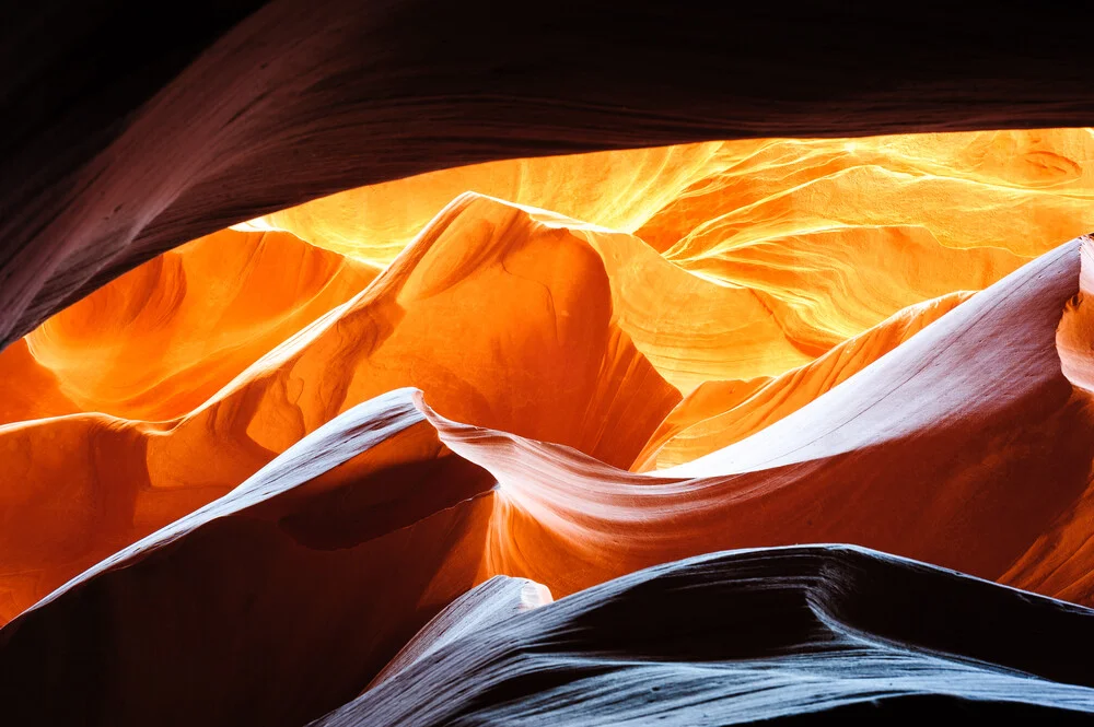 Leuchtender Sandstein im unteren Antelope Slot Canyon, Page, Arizona, USA - fotokunst von Peter Wey
