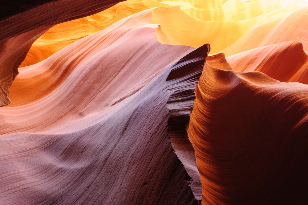 Leuchtender Sandstein im unteren Antelope Slot Canyon - fotokunst von Peter Wey