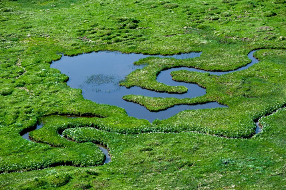 Kleiner Fluss im Greina Tal - fotokunst von Peter Wey