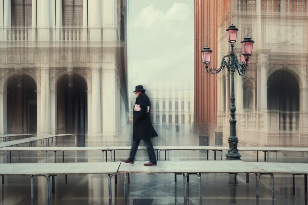 Spaziergang auf Fußbrücke - fotokunst von Roswitha Schleicher-Schwarz