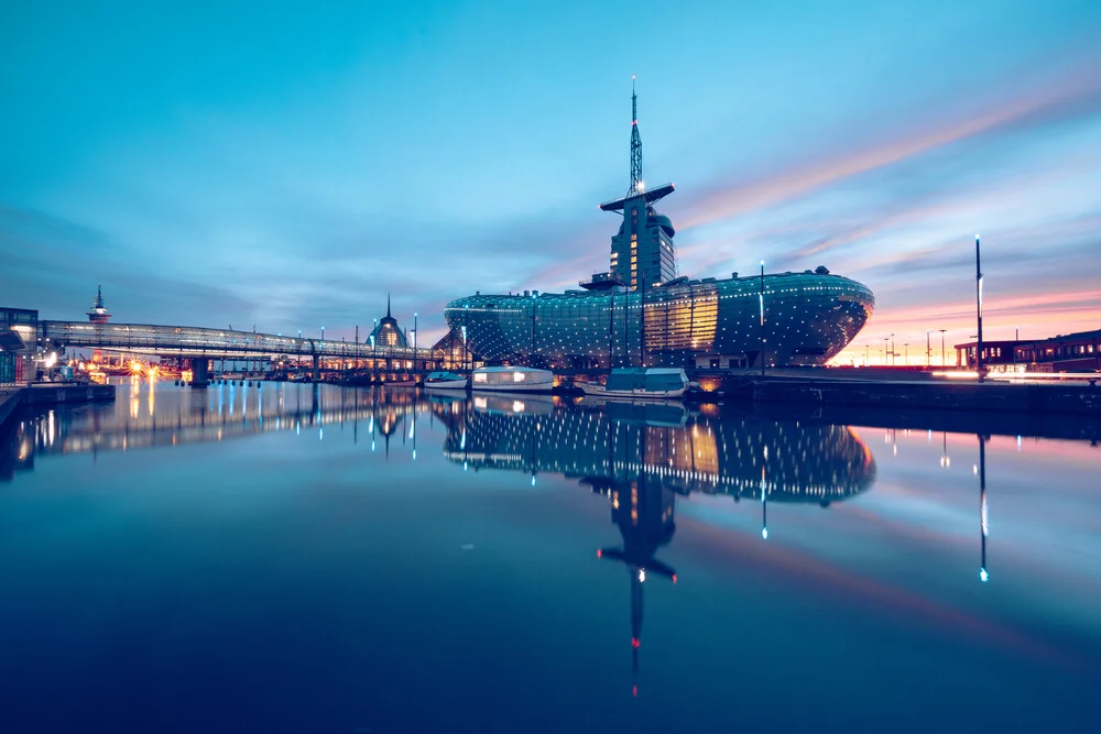 Klimahaus Bremerhaven mit Spiegelung - fotokunst von Franz Sussbauer