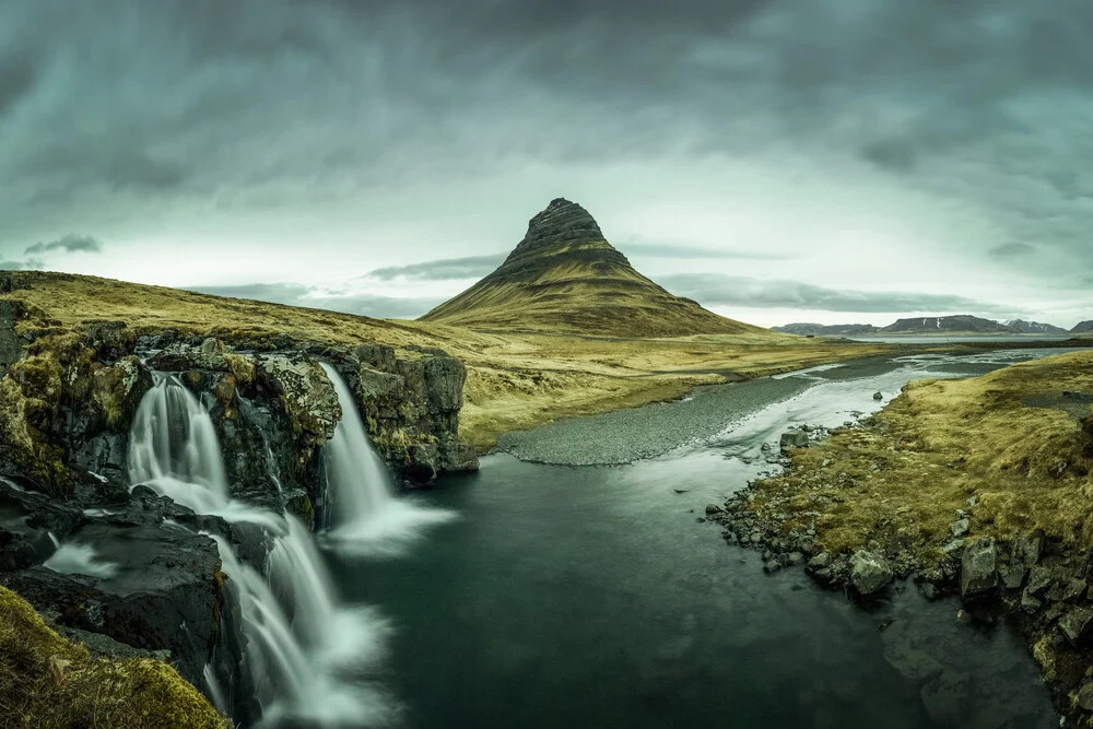 Kirkjufell mit bewölktem Himmel - fotokunst von Franz Sussbauer