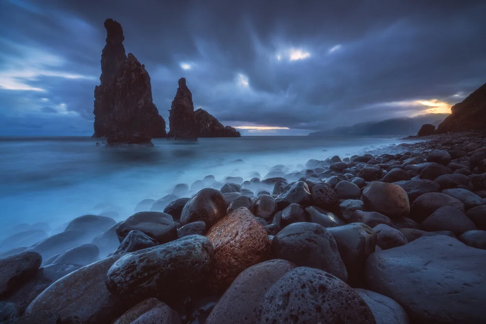 Madeira Ilheus da Janela Küste zum Sonnenaufgang - fotokunst von Jean Claude Castor