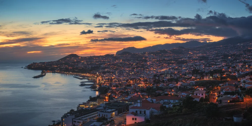 Madeira Funchal Panorama im Abendrot - fotokunst von Jean Claude Castor