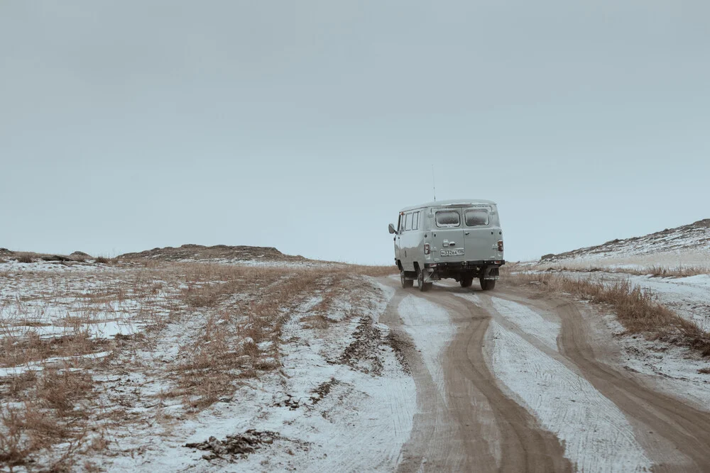 A car drives along a quiet mountain road after snow - fotokunst von Li Ye