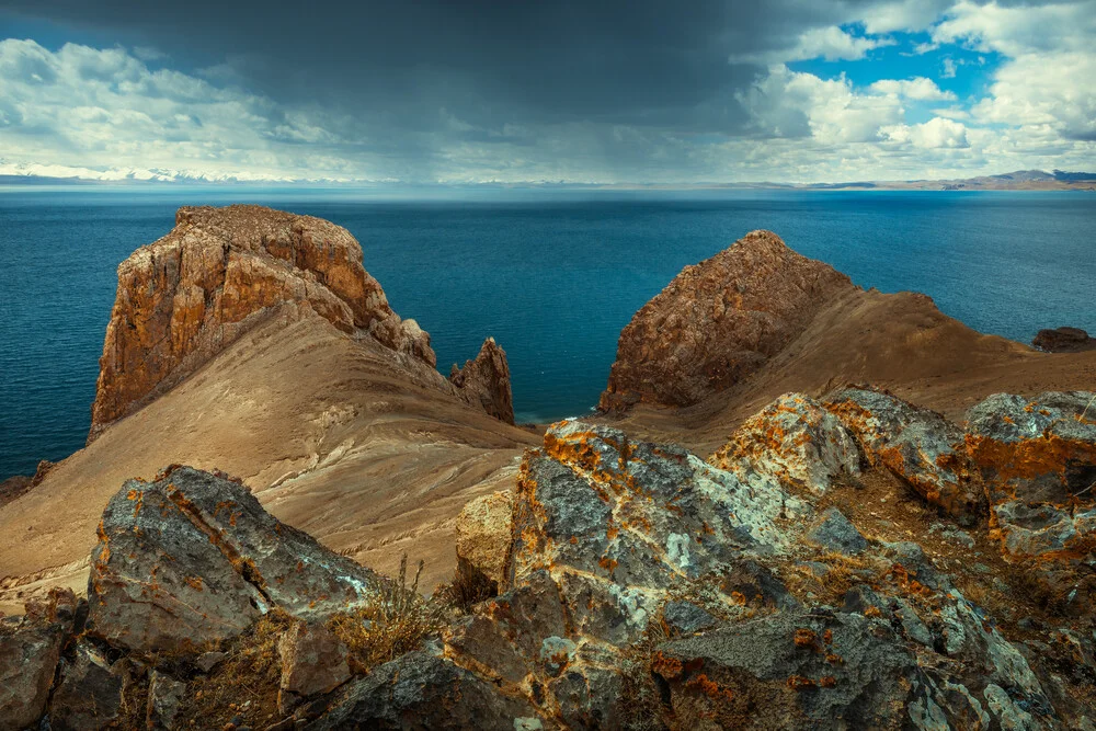 The rocks beside the blue lake - fotokunst von Li Ye