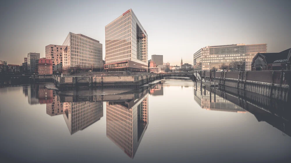 Sonnenaufgang Der Spiegel - Ericusspitze Hamburg - fotokunst von Dennis Wehrmann