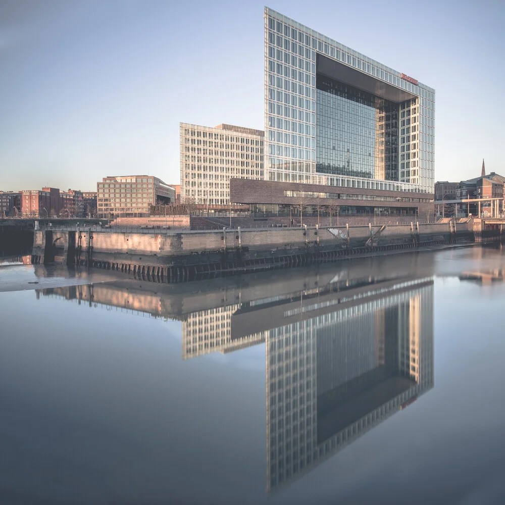 Spiegelgebäude Ericusspitze Hamburg - fotokunst von Dennis Wehrmann