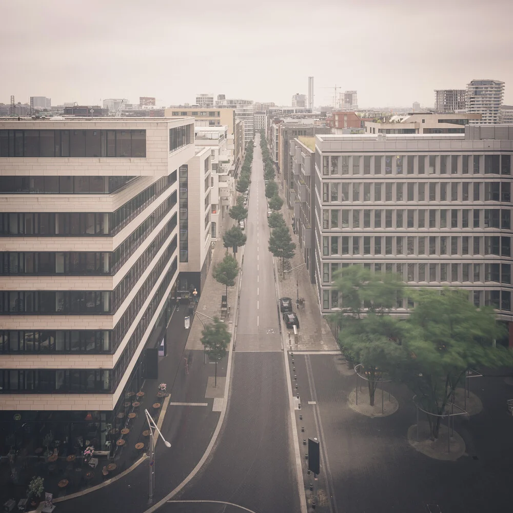 Blick über die Hafen City von der Elbphilharmonie Plaza - fotokunst von Dennis Wehrmann