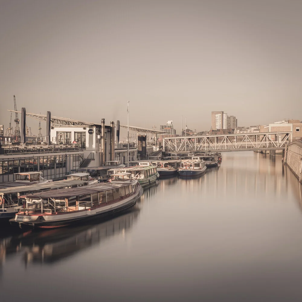 Sonnenaufgang Hamburg Landungsbrücken - fotokunst von Dennis Wehrmann