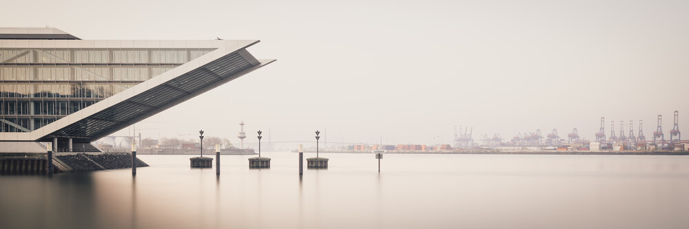 Sonnenaufgang Dockland Hamburger Hafen - fotokunst von Dennis Wehrmann