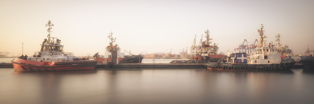 Sonnenaufgang Schlepper Hamburger Hafen - fotokunst von Dennis Wehrmann