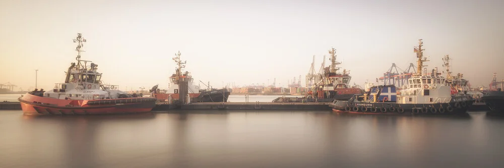 Sonnenaufgang Schlepper Hamburger Hafen - fotokunst von Dennis Wehrmann