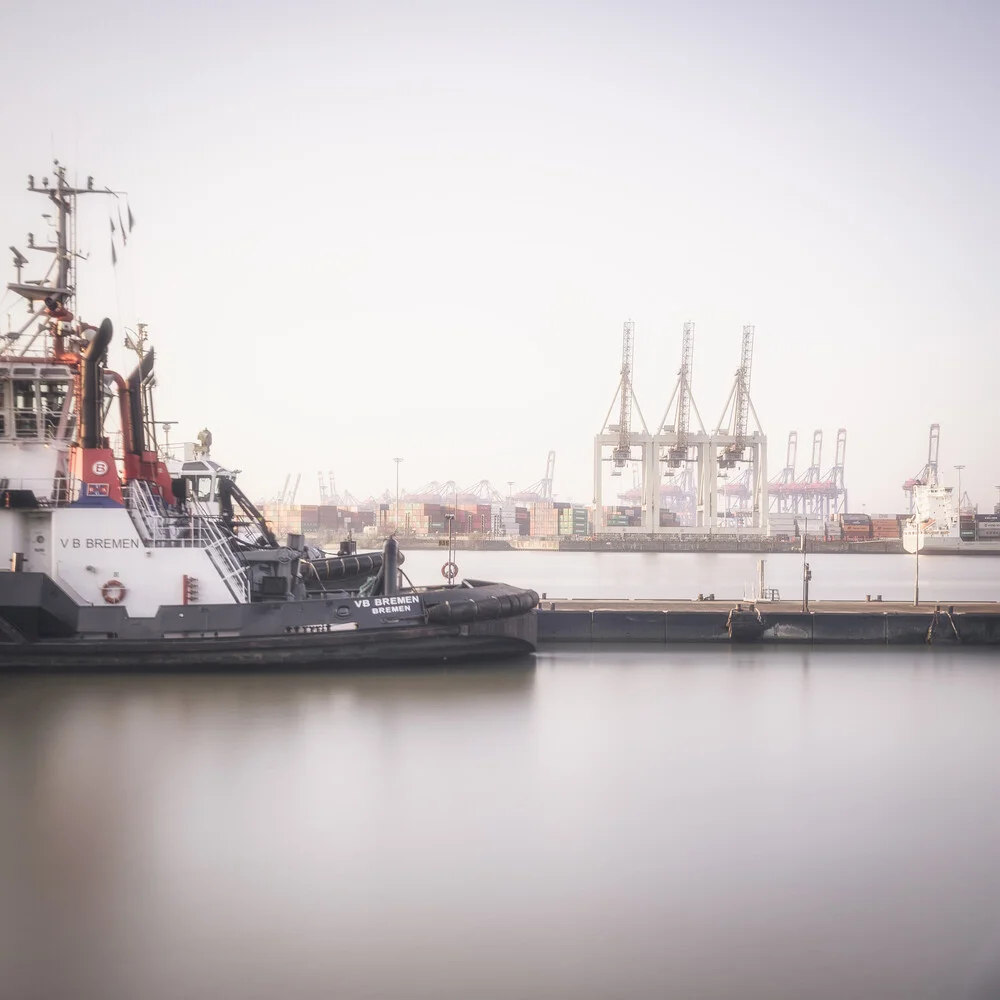 Schlepper Hamburger Hafen - fotokunst von Dennis Wehrmann