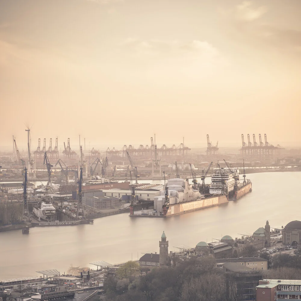 Sonnenuntergang Blohm+Voss Hamburg - fotokunst von Dennis Wehrmann