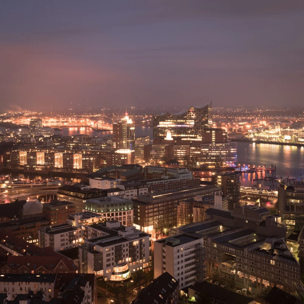 Nachtpanorama Hamburger HafenCity und Elbphilharmonie - fotokunst von Dennis Wehrmann