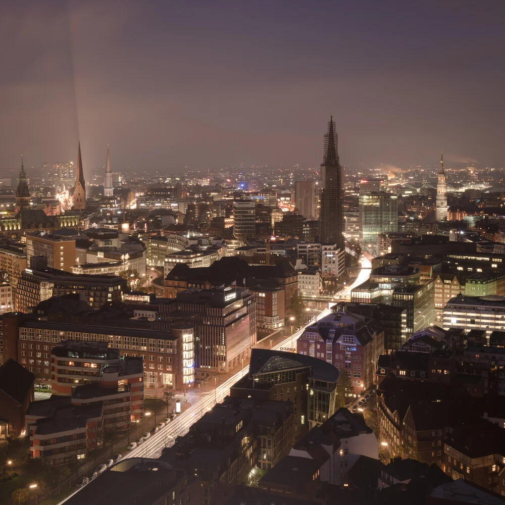 Vogelperspektive Hamburger Innenstadt bei Nacht - fotokunst von Dennis Wehrmann