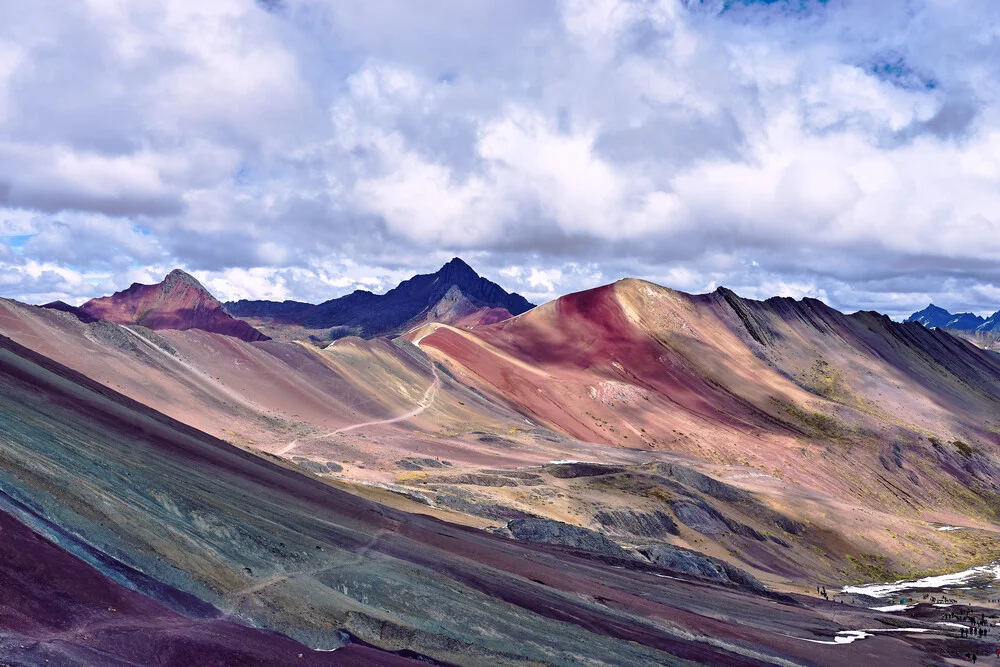 Regenbogen-Berge vor Gewitterwolken - fotokunst von Marvin Kronsbein