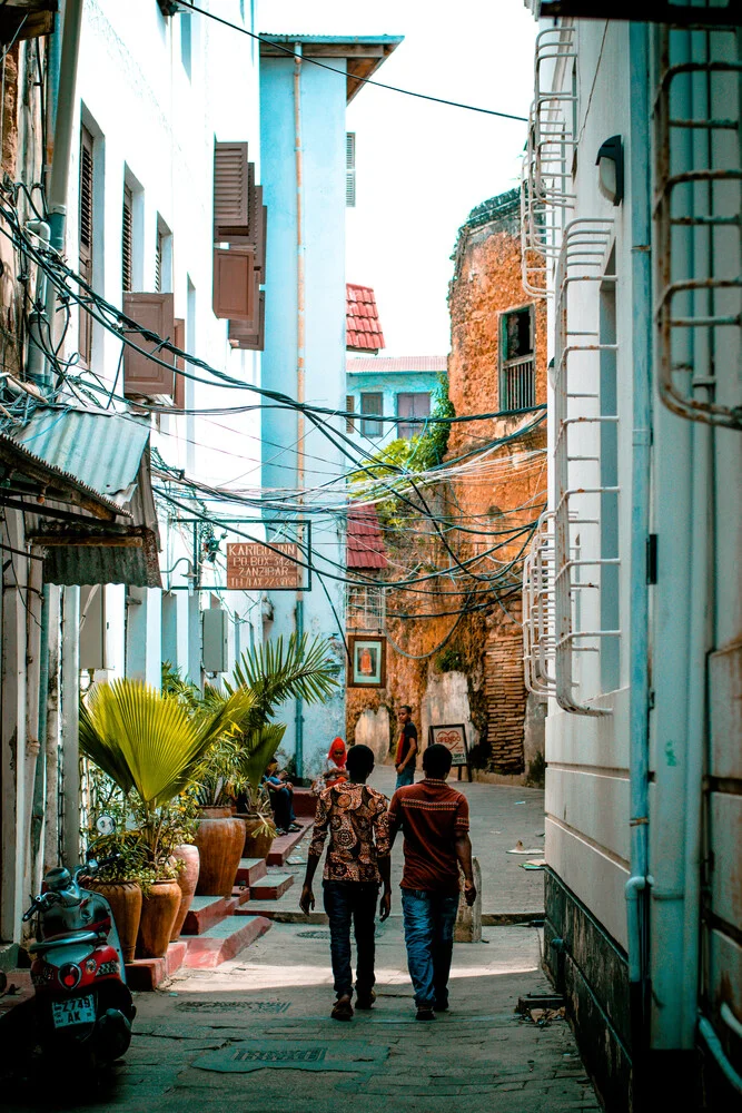 Fußgänger in farbiger Gasse - fotokunst von Marvin Kronsbein