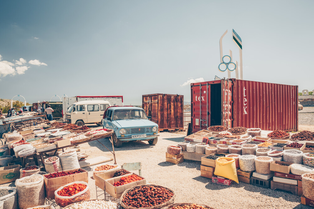 Usbekistan: Markt an der Passstraße - fotokunst von Eva Stadler
