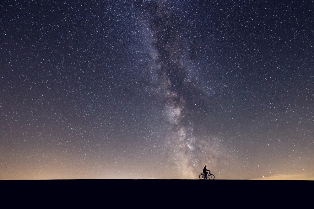 Mit dem Fahrrad auf dem Weg zu den Sternen - fotokunst von Oliver Henze