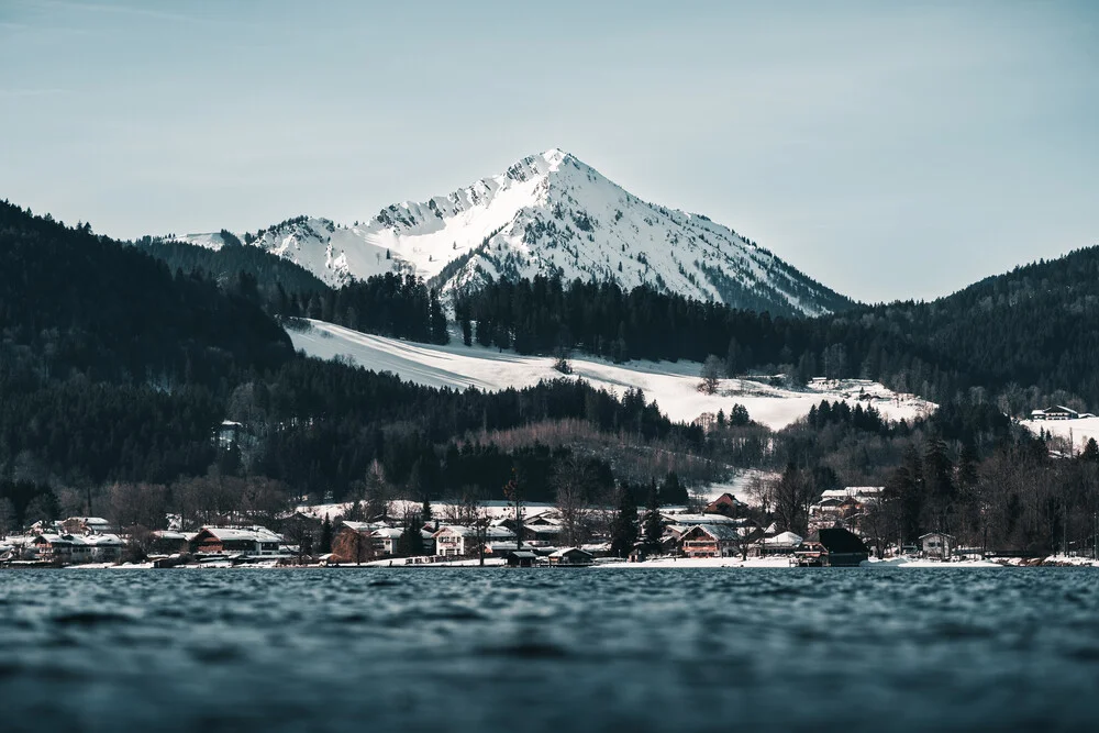 Der Blick vom Ufer des Tegernsees. - fotokunst von Christian Becker