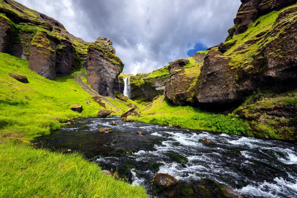 Schlucht des Kvernufoss - fotokunst von Dave Derbis